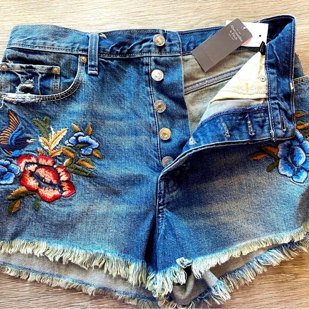Abercrombie shorts size 28 NWT